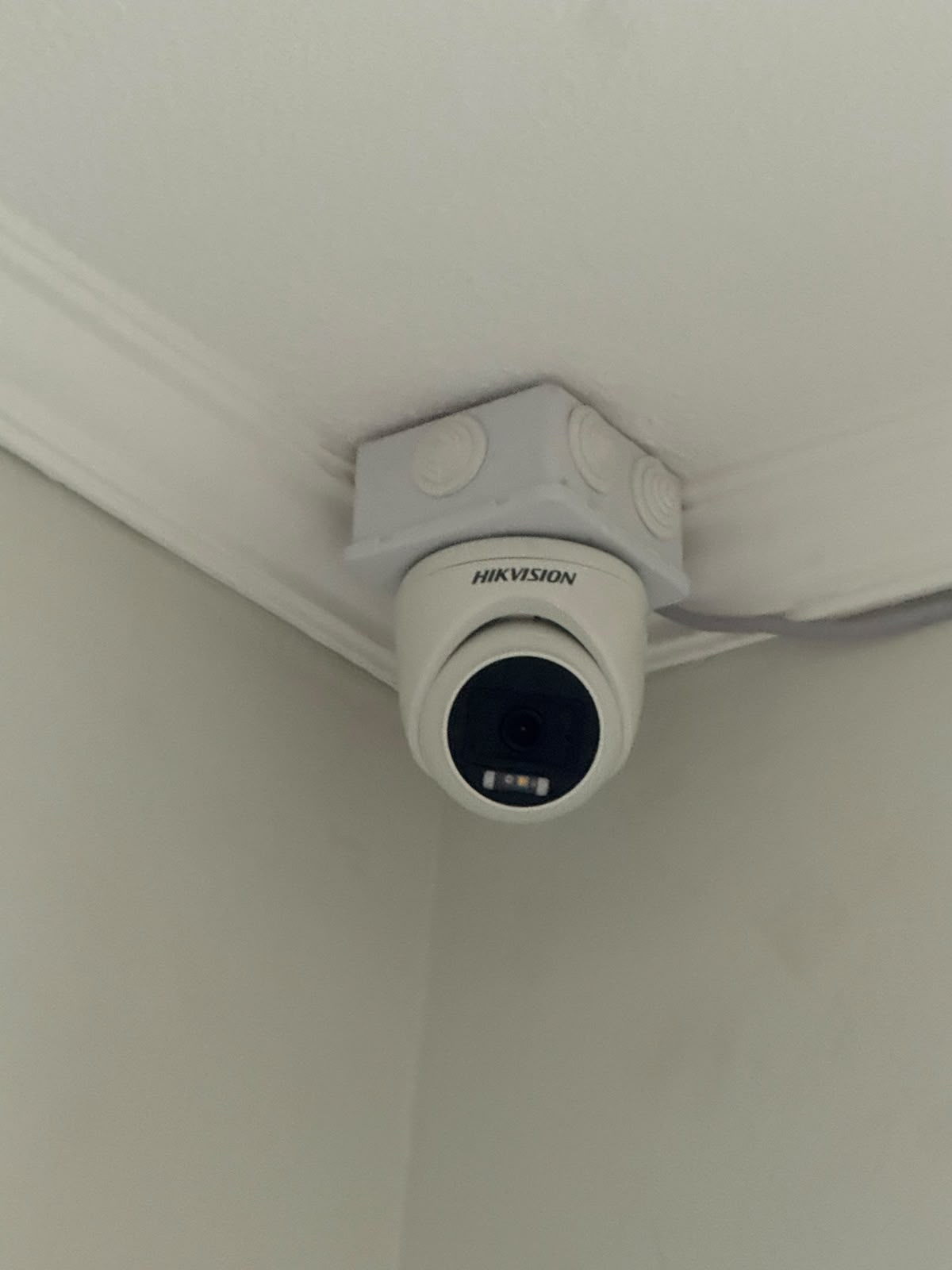 Cámara de seguridad instalada en Av. La Plaza, Las Condes