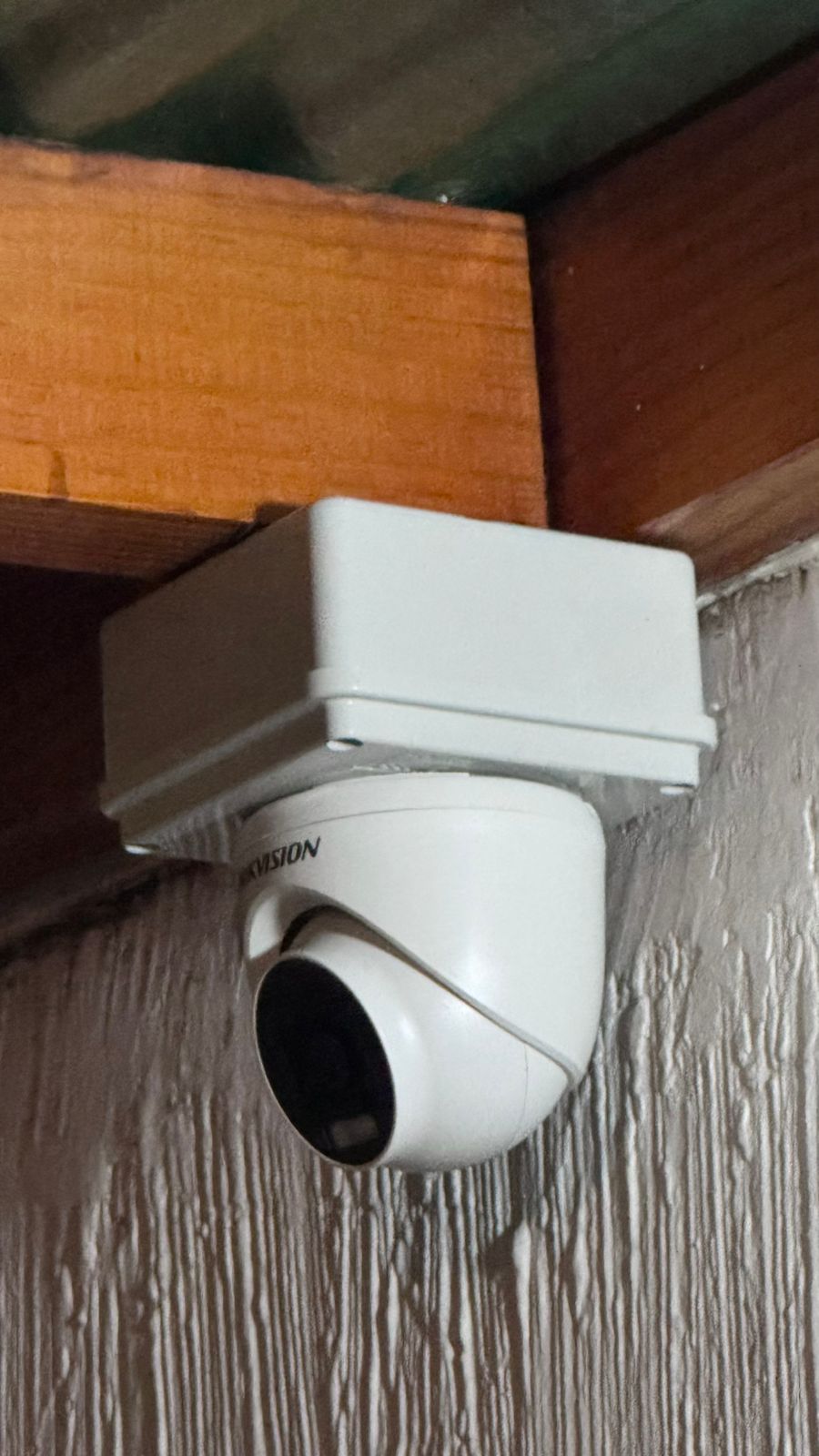 Cámara de seguridad nocturna instalada en exterior
